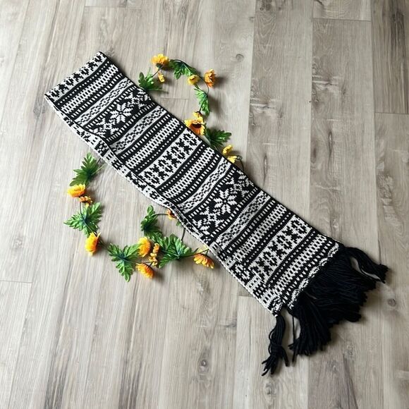 Old Navy Large Black & White Snowflake Knit Winter Scarf With Fringe - Picture 8 of 10